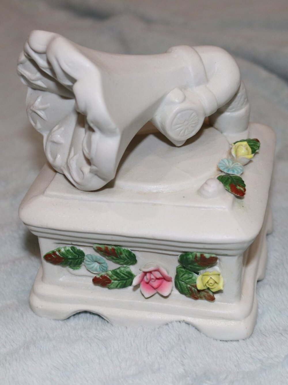 Vintage 1979 Albert E. Price ceramic victrola music box.